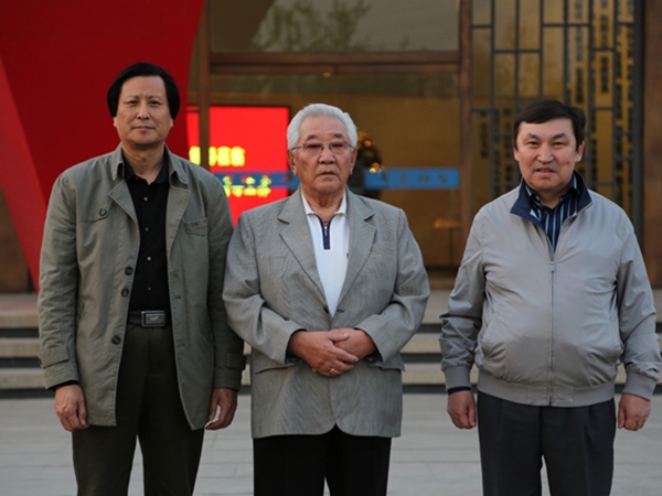 蒙古国前总理宫嘎·道尔基、现任议员巴克先生来华艺乐鱼官网注册-乐鱼(中国)
视察指导，并题字留念，及进行项目洽谈合作等。傅绍相总经理陪同参观并向客人介绍乐鱼官网注册-乐鱼(中国)
艺术。