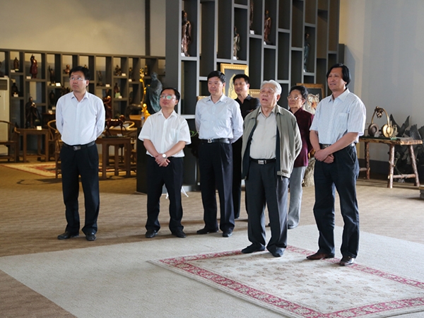 原中国人民解放军海军司令员石云生上将一行在潍坊原市人大副主任王永兴、临朐县刘裕斌县长的陪同下来华艺视察指导并题字留念，傅绍相总经理向客人介绍乐鱼官网注册-乐鱼(中国)
艺术。