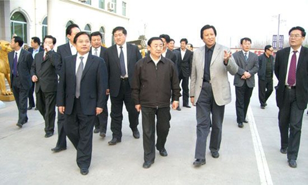 山东省委副书记、省长韩寓群、潍坊市委书记张新起一行莅临华艺乐鱼官网注册-乐鱼(中国)
参观指导，傅绍相总经理介绍乐鱼官网注册-乐鱼(中国)
艺术
