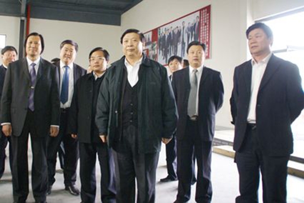 山东省委副书记、省长姜大明、副省长贾万志、潍坊市委书记张新起等领导于2009年4月15日莅临华艺乐鱼官网注册-乐鱼(中国)
视察指导，总经理傅绍相介绍乐鱼官网注册-乐鱼(中国)
艺术。