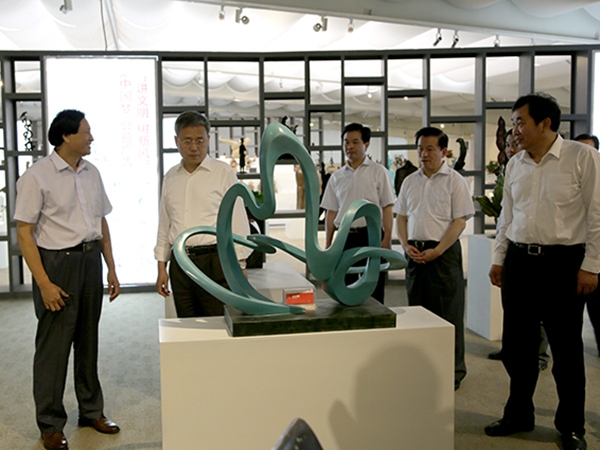 山东省委副书记，山东省人民政府郭树清省长，潍坊市委杜昌文书记，潍坊市刘曙光市长等领导来华艺乐鱼官网注册-乐鱼(中国)
视察指导，临朐县委书记顾建华陪同参观，傅绍相总经理介绍企业情况及乐鱼官网注册-乐鱼(中国)
艺术。